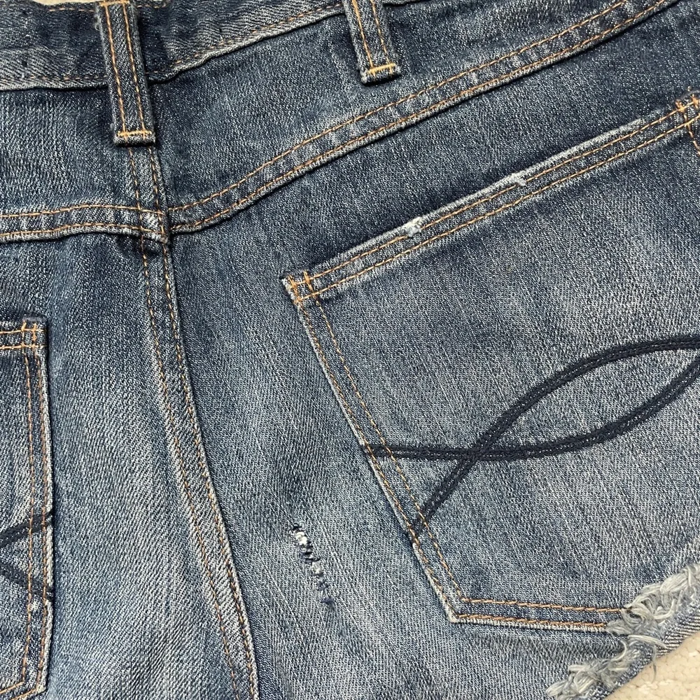 Abercrombie & Fitch Distressed Button-Fly Denim Shorts Medium Wash Frayed Size 6 - Picture 10 of 17